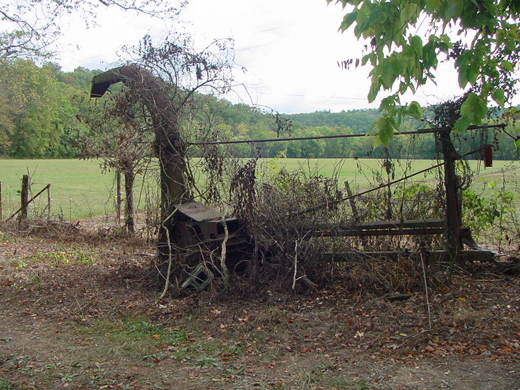 DSC00004_old_machinary_beside_road.JPG